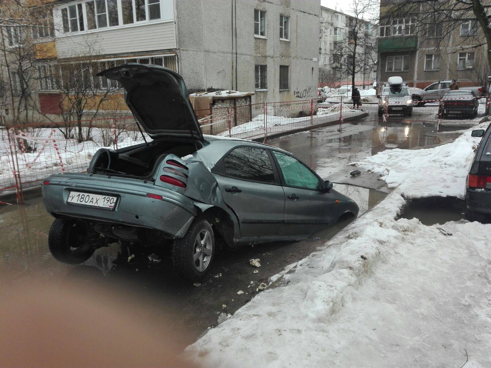 Владелец разорванного коммунальщиками авто требует 300 тысяч рублей |  Новости — Жуковский, Московская область.